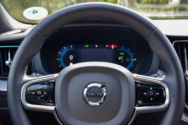 Volvo XC60 2.0 T6 Plug-in hybrid AWD Ultra Black Edition | Panorama | 360 Camera | Hud | Harman/Kardon