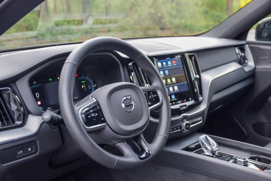 Volvo XC60 2.0 T6 Plug-in hybrid AWD Ultra Black Edition | Panorama | 360 Camera | Hud | Harman/Kardon