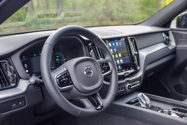 Volvo XC60 2.0 T6 Plug-in hybrid AWD Ultra Black Edition | Panorama | 360 Camera | Hud | Harman/Kardon