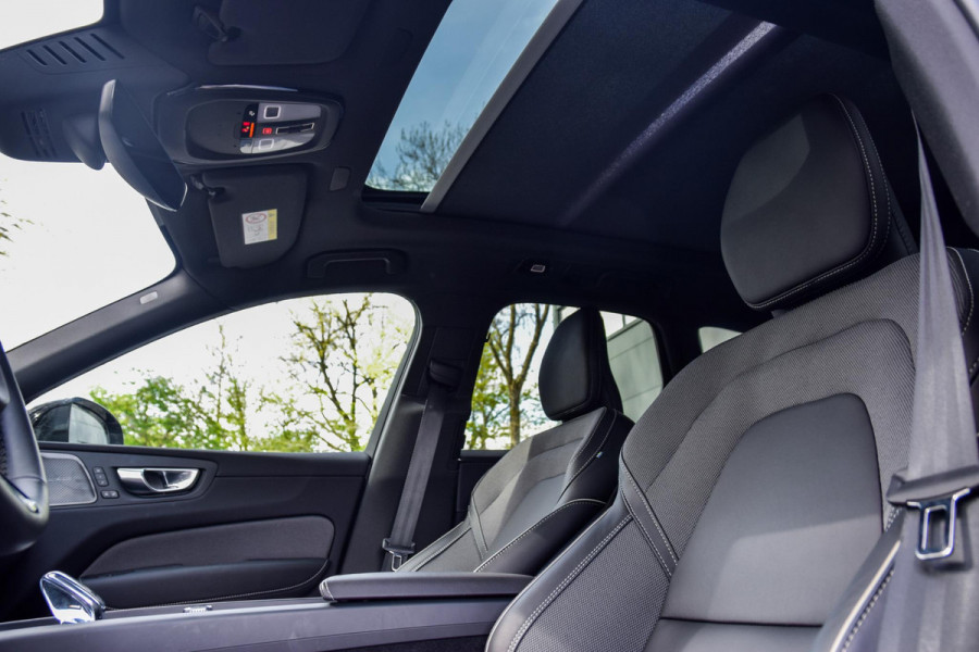 Volvo XC60 2.0 T6 Plug-in hybrid AWD Ultra Black Edition | Panorama | 360 Camera | Hud | Harman/Kardon