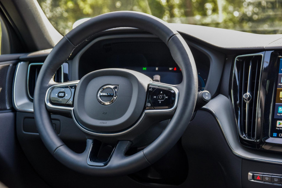 Volvo XC60 2.0 T6 Plug-in hybrid AWD Ultra Black Edition | Panorama | 360 Camera | Hud | Harman/Kardon