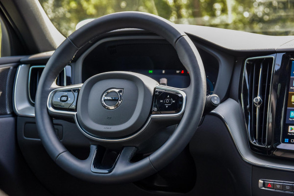 Volvo XC60 2.0 T6 Plug-in hybrid AWD Ultra Black Edition | Panorama | 360 Camera | Hud | Harman/Kardon