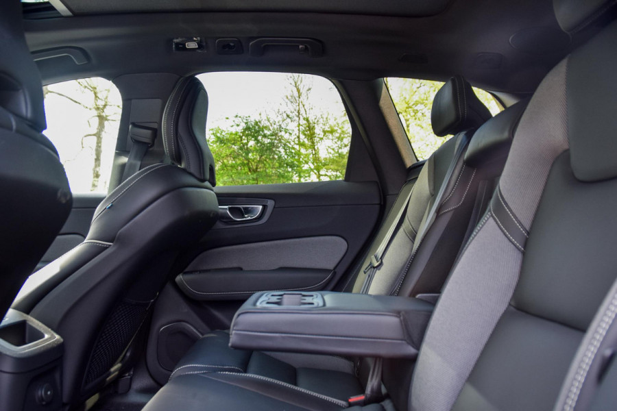 Volvo XC60 2.0 T6 Plug-in hybrid AWD Ultra Black Edition | Panorama | 360 Camera | Hud | Harman/Kardon