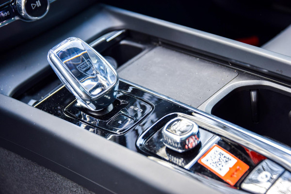 Volvo XC60 2.0 T6 Plug-in hybrid AWD Ultra Black Edition | Panorama | 360 Camera | Hud | Harman/Kardon