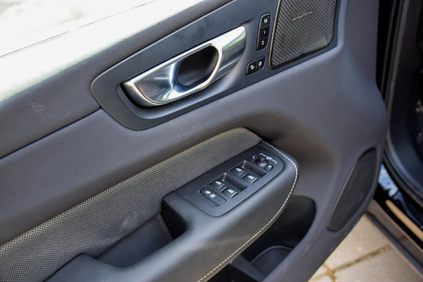 Volvo XC60 2.0 T6 Plug-in hybrid AWD Ultra Black Edition | Panorama | 360 Camera | Hud | Harman/Kardon