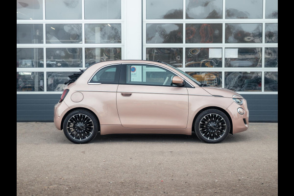 Fiat 500E Cabrio La Prima 42 kWh | 17% Bijtelling | Clima | Cruise | Leder | 17" | Priv Glass | Winter Pack | JBL Sound | BSM | Apple Carplay