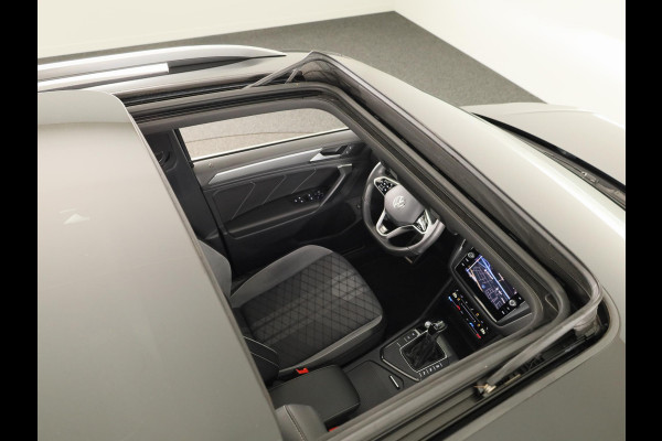 Volkswagen Tiguan 1.5 TSI R-Line Business 150 pk Automaat (DSG) | Verlengde garantie | Navigatie | Panoramadak | Trekhaak (wegklapbaar) | Parkeersensoren (Park assist) | Achteruitrijcamera | Stoelverwarming | R-Line |