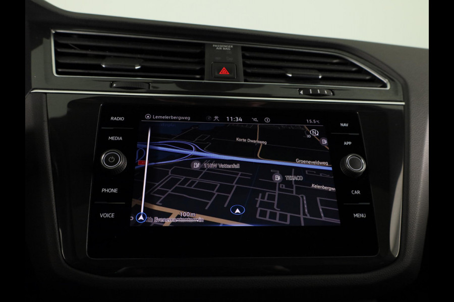 Volkswagen Tiguan 1.5 TSI R-Line Business 150 pk Automaat (DSG) | Verlengde garantie | Navigatie | Panoramadak | Trekhaak (wegklapbaar) | Parkeersensoren (Park assist) | Achteruitrijcamera | Stoelverwarming | R-Line |