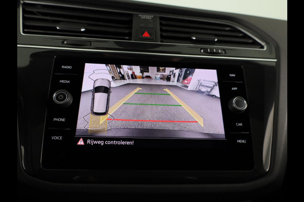 Volkswagen Tiguan 1.5 TSI R-Line Business 150 pk Automaat (DSG) | Verlengde garantie | Navigatie | Panoramadak | Trekhaak (wegklapbaar) | Parkeersensoren (Park assist) | Achteruitrijcamera | Stoelverwarming | R-Line |