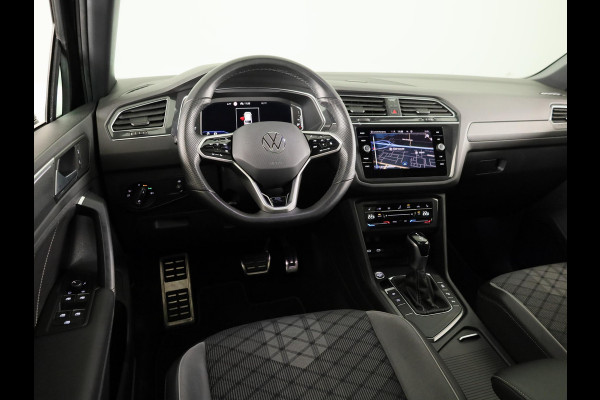 Volkswagen Tiguan 1.5 TSI R-Line Business 150 pk Automaat (DSG) | Verlengde garantie | Navigatie | Panoramadak | Trekhaak (wegklapbaar) | Parkeersensoren (Park assist) | Achteruitrijcamera | Stoelverwarming | R-Line |