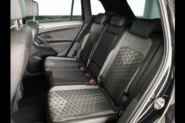 Volkswagen Tiguan 1.5 TSI R-Line Business 150 pk Automaat (DSG) | Verlengde garantie | Navigatie | Panoramadak | Trekhaak (wegklapbaar) | Parkeersensoren (Park assist) | Achteruitrijcamera | Stoelverwarming | R-Line |