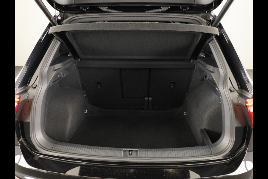 Volkswagen Tiguan 1.5 TSI R-Line Business 150 pk Automaat (DSG) | Verlengde garantie | Navigatie | Panoramadak | Trekhaak (wegklapbaar) | Parkeersensoren (Park assist) | Achteruitrijcamera | Stoelverwarming | R-Line |