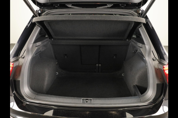 Volkswagen Tiguan 1.5 TSI R-Line Business 150 pk Automaat (DSG) | Verlengde garantie | Navigatie | Panoramadak | Trekhaak (wegklapbaar) | Parkeersensoren (Park assist) | Achteruitrijcamera | Stoelverwarming | R-Line |