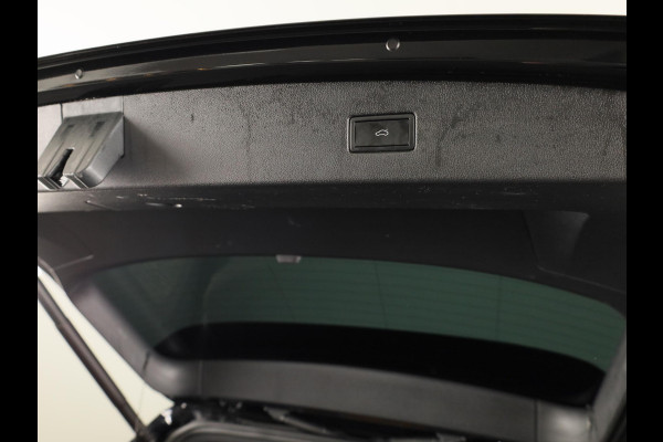 Volkswagen Tiguan 1.5 TSI R-Line Business 150 pk Automaat (DSG) | Verlengde garantie | Navigatie | Panoramadak | Trekhaak (wegklapbaar) | Parkeersensoren (Park assist) | Achteruitrijcamera | Stoelverwarming | R-Line |