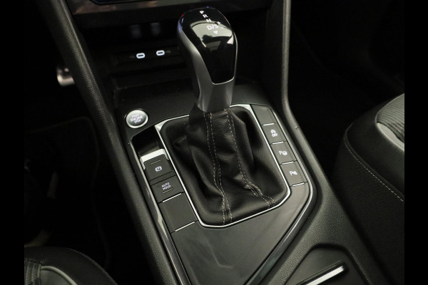 Volkswagen Tiguan 1.5 TSI R-Line Business 150 pk Automaat (DSG) | Verlengde garantie | Navigatie | Panoramadak | Trekhaak (wegklapbaar) | Parkeersensoren (Park assist) | Achteruitrijcamera | Stoelverwarming | R-Line |