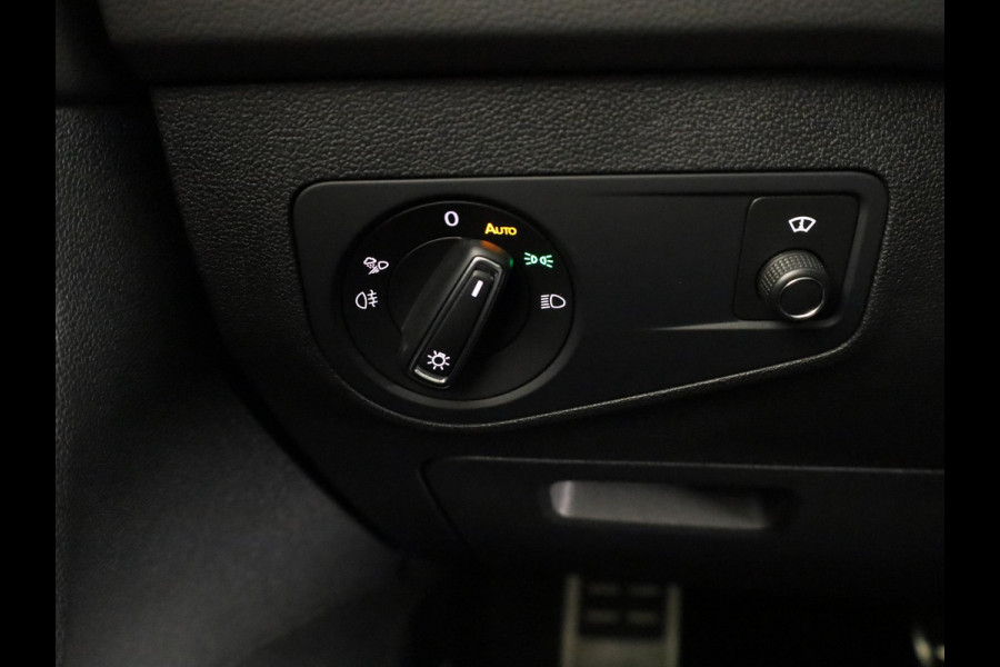 Volkswagen Tiguan 1.5 TSI R-Line Business 150 pk Automaat (DSG) | Verlengde garantie | Navigatie | Panoramadak | Trekhaak (wegklapbaar) | Parkeersensoren (Park assist) | Achteruitrijcamera | Stoelverwarming | R-Line |