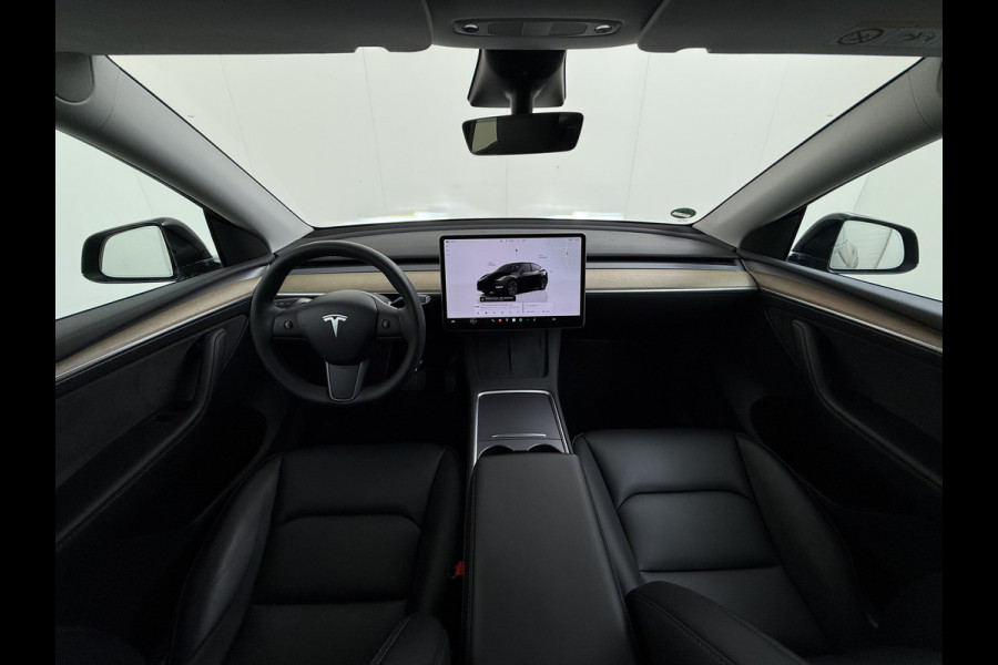 Tesla Model Y 300pk Warmtepomp LFP-Accu Leer Lmv Camera's Panoramadak Adap.Cruise Navi Ecc SOH 92% RWD Autopilot Stoel+Stuur+Achterbank Verwarming Elek.Achterklep Dodehoek detector Draadloze telefoonlader 1e Eigenaar Fabrieksgarantie op Motor en Accu tot 13-12-2030/160.000km 1.600KG-Trekvermogen