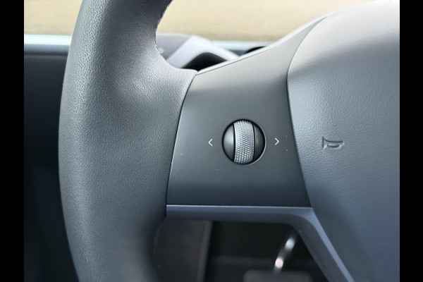 Tesla Model Y 300pk Warmtepomp LFP-Accu Leer Lmv Camera's Panoramadak Adap.Cruise Navi Ecc SOH 92% RWD Autopilot Stoel+Stuur+Achterbank Verwarming Elek.Achterklep Dodehoek detector Draadloze telefoonlader 1e Eigenaar Fabrieksgarantie op Motor en Accu tot 13-12-2030/160.000km 1.600KG-Trekvermogen