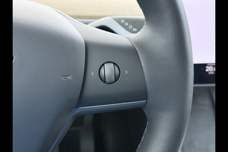 Tesla Model Y 300pk Warmtepomp LFP-Accu Leer Lmv Camera's Panoramadak Adap.Cruise Navi Ecc SOH 92% RWD Autopilot Stoel+Stuur+Achterbank Verwarming Elek.Achterklep Dodehoek detector Draadloze telefoonlader 1e Eigenaar Fabrieksgarantie op Motor en Accu tot 13-12-2030/160.000km 1.600KG-Trekvermogen