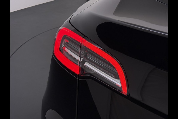 Tesla Model Y 300pk Warmtepomp LFP-Accu Leer Lmv Camera's Panoramadak Adap.Cruise Navi Ecc SOH 92% RWD Autopilot Stoel+Stuur+Achterbank Verwarming Elek.Achterklep Dodehoek detector Draadloze telefoonlader 1e Eigenaar Fabrieksgarantie op Motor en Accu tot 13-12-2030/160.000km 1.600KG-Trekvermogen