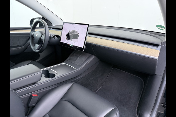 Tesla Model Y 300pk Warmtepomp LFP-Accu Leer Lmv Camera's Panoramadak Adap.Cruise Navi Ecc SOH 92% RWD Autopilot Stoel+Stuur+Achterbank Verwarming Elek.Achterklep Dodehoek detector Draadloze telefoonlader 1e Eigenaar Fabrieksgarantie op Motor en Accu tot 13-12-2030/160.000km 1.600KG-Trekvermogen