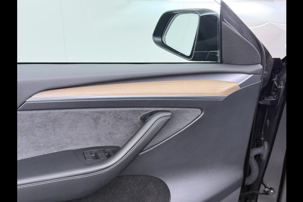 Tesla Model Y 300pk Warmtepomp LFP-Accu Leer Lmv Camera's Panoramadak Adap.Cruise Navi Ecc SOH 92% RWD Autopilot Stoel+Stuur+Achterbank Verwarming Elek.Achterklep Dodehoek detector Draadloze telefoonlader 1e Eigenaar Fabrieksgarantie op Motor en Accu tot 13-12-2030/160.000km 1.600KG-Trekvermogen