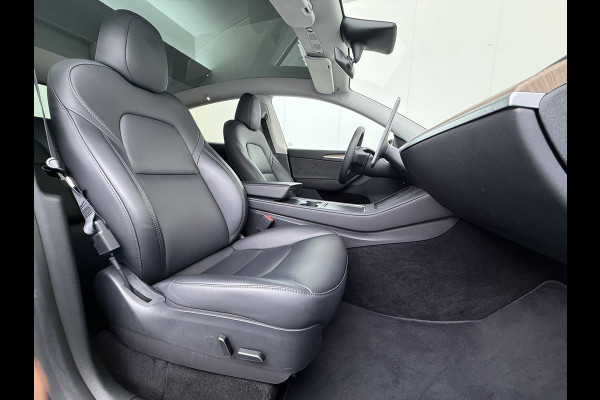 Tesla Model Y 300pk Warmtepomp LFP-Accu Leer Lmv Camera's Panoramadak Adap.Cruise Navi Ecc SOH 92% RWD Autopilot Stoel+Stuur+Achterbank Verwarming Elek.Achterklep Dodehoek detector Draadloze telefoonlader 1e Eigenaar Fabrieksgarantie op Motor en Accu tot 13-12-2030/160.000km 1.600KG-Trekvermogen