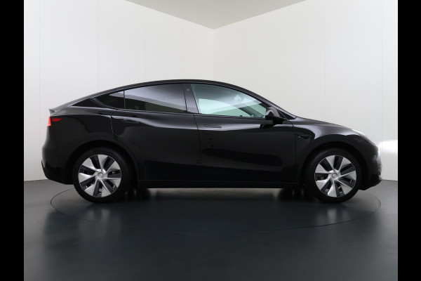 Tesla Model Y 300pk Warmtepomp LFP-Accu Leer Lmv Camera's Panoramadak Adap.Cruise Navi Ecc SOH 92% RWD Autopilot Stoel+Stuur+Achterbank Verwarming Elek.Achterklep Dodehoek detector Draadloze telefoonlader 1e Eigenaar Fabrieksgarantie op Motor en Accu tot 13-12-2030/160.000km 1.600KG-Trekvermogen