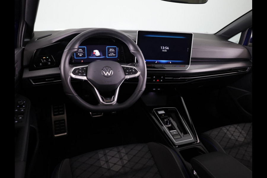 Volkswagen Golf 1.5 eTSI R-Line Edition 150 pk Automaat (DSG) | Verlengde garantie | Navigatie via App | Panoramadak | Parkeersensoren | Achteruitrijcamera | Stoelverwarming |