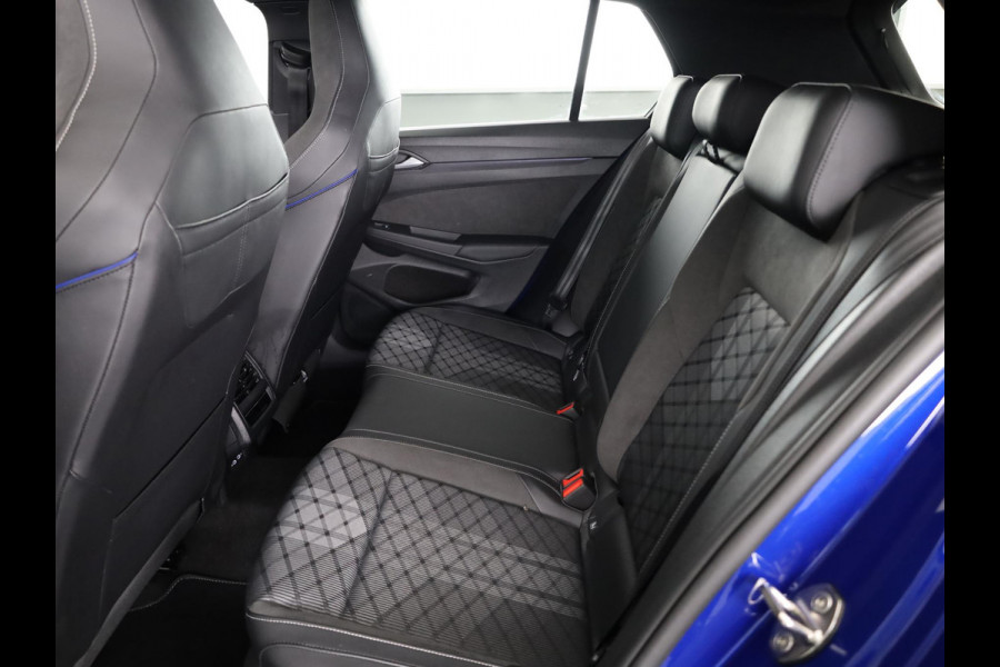Volkswagen Golf 1.5 eTSI R-Line Edition 150 pk Automaat (DSG) | Verlengde garantie | Navigatie via App | Panoramadak | Parkeersensoren | Achteruitrijcamera | Stoelverwarming |