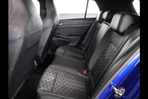 Volkswagen Golf 1.5 eTSI R-Line Edition 150 pk Automaat (DSG) | Verlengde garantie | Navigatie via App | Panoramadak | Parkeersensoren | Achteruitrijcamera | Stoelverwarming |
