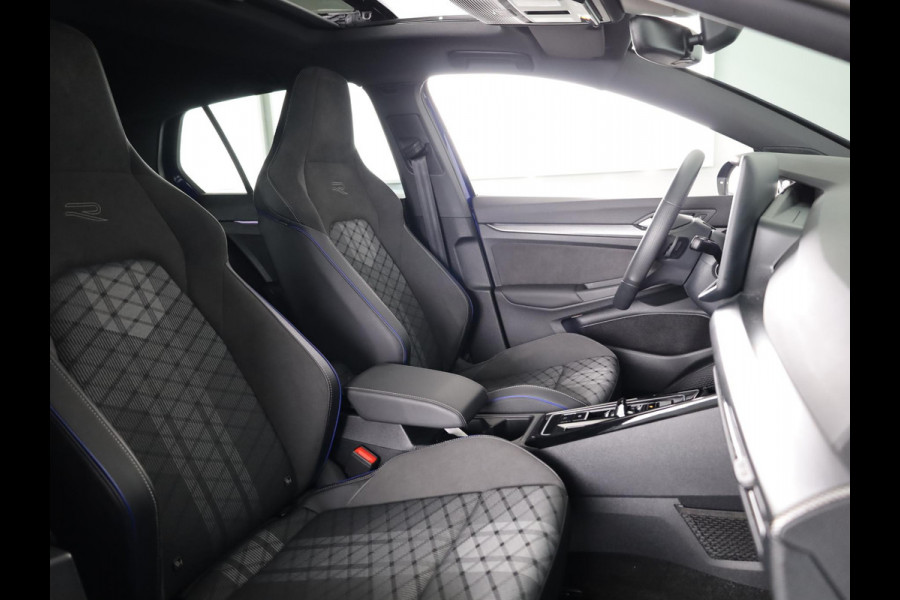 Volkswagen Golf 1.5 eTSI R-Line Edition 150 pk Automaat (DSG) | Verlengde garantie | Navigatie via App | Panoramadak | Parkeersensoren | Achteruitrijcamera | Stoelverwarming |