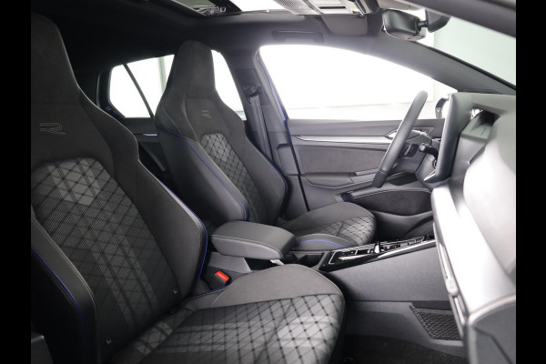 Volkswagen Golf 1.5 eTSI R-Line Edition 150 pk Automaat (DSG) | Verlengde garantie | Navigatie via App | Panoramadak | Parkeersensoren | Achteruitrijcamera | Stoelverwarming |