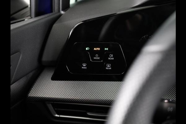 Volkswagen Golf 1.5 eTSI R-Line Edition 150 pk Automaat (DSG) | Verlengde garantie | Navigatie via App | Panoramadak | Parkeersensoren | Achteruitrijcamera | Stoelverwarming |