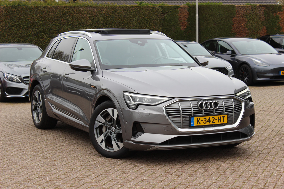 Audi e-tron 50 quattro Business edition Plus 71 kWh / SoH 92,9% / Panoramadak / Camera / Luchtvering / Intr.voorverwarming / Leder&Alcantara / 20'' / Navigatie / DAB / Stoelverwarming / ACC