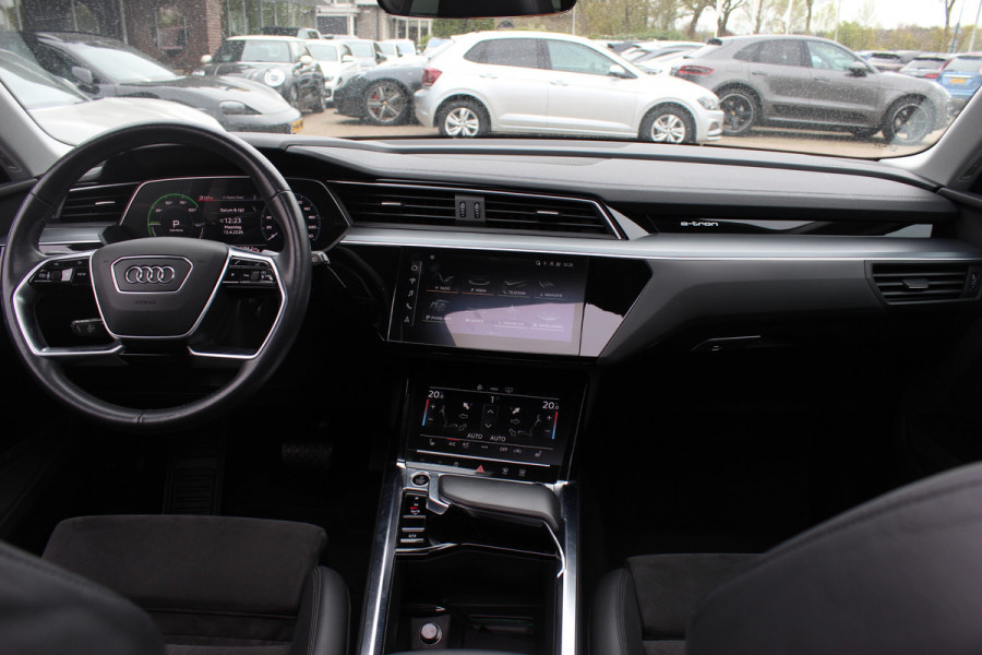 Audi e-tron 50 quattro Business edition Plus 71 kWh / SoH 92,9% / Panoramadak / Camera / Luchtvering / Intr.voorverwarming / Leder&Alcantara / 20'' / Navigatie / DAB / Stoelverwarming / ACC