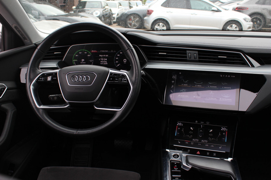 Audi e-tron 50 quattro Business edition Plus 71 kWh / SoH 92,9% / Panoramadak / Camera / Luchtvering / Intr.voorverwarming / Leder&Alcantara / 20'' / Navigatie / DAB / Stoelverwarming / ACC