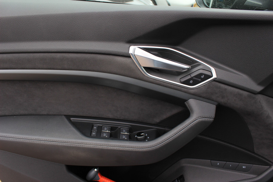 Audi e-tron 50 quattro Business edition Plus 71 kWh / SoH 92,9% / Panoramadak / Camera / Luchtvering / Intr.voorverwarming / Leder&Alcantara / 20'' / Navigatie / DAB / Stoelverwarming / ACC