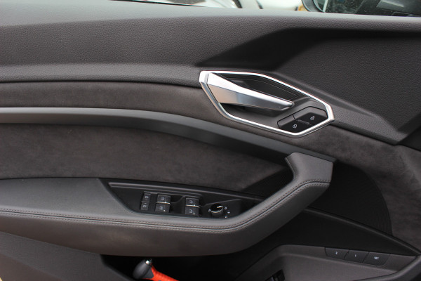 Audi e-tron 50 quattro Business edition Plus 71 kWh / SoH 92,9% / Panoramadak / Camera / Luchtvering / Intr.voorverwarming / Leder&Alcantara / 20'' / Navigatie / DAB / Stoelverwarming / ACC