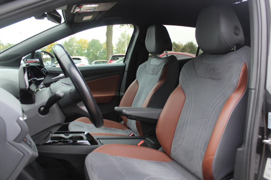 Volkswagen ID.4 First 77 kWh / SoH 89,2% / Trekhaak / Camera / Apple CarPlay / DAB / 20'' / LED / Alcantara / Stoelverwarming / ACC