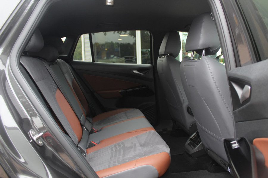 Volkswagen ID.4 First 77 kWh / SoH 89,2% / Trekhaak / Camera / Apple CarPlay / DAB / 20'' / LED / Alcantara / Stoelverwarming / ACC