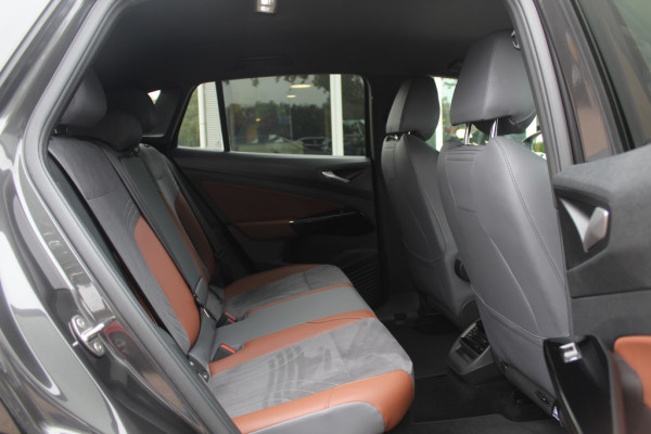 Volkswagen ID.4 First 77 kWh / SoH 89,2% / Trekhaak / Camera / Apple CarPlay / DAB / 20'' / LED / Alcantara / Stoelverwarming / ACC