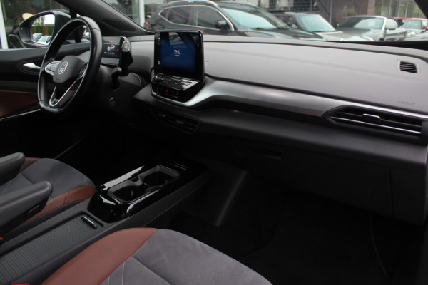 Volkswagen ID.4 First 77 kWh / SoH 89,2% / Trekhaak / Camera / Apple CarPlay / DAB / 20'' / LED / Alcantara / Stoelverwarming / ACC