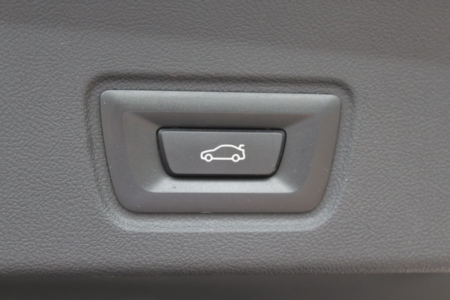 BMW i4 eDrive40 High Executive 84 kWh / SoH 93,5% / Trekhaak / 360Camera / Head-up / Leder / 19'' / Navigatie / Stoelverwarming / DAB / Cruise Control