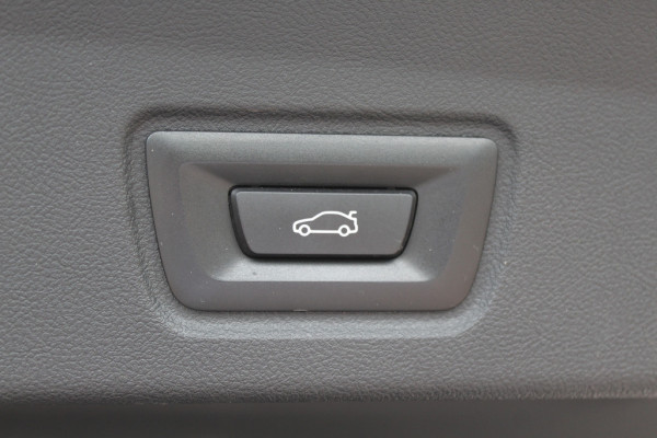 BMW i4 eDrive40 High Executive 84 kWh / SoH 93,5% / Trekhaak / 360Camera / Head-up / Leder / 19'' / Navigatie / Stoelverwarming / DAB / Cruise Control