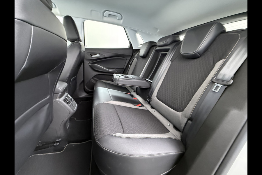 Opel Grandland X 1.6T 225pk PHEV Hybride AUT-8. Navi 360°Camera 1/2 Leer Apple Carplay Android Two-Tone AGR-Comfort Stoelen StoelverwarmingAuto E Elek.Achterklep Led Privacy Glas Lmv Isofix DAB Bluetooth Lane Assist Regen-Lichtsensor Keyless 1e Eigenaar Dealeronderhouden Origineel Nederlandse Auto € 46.000 nieuw!