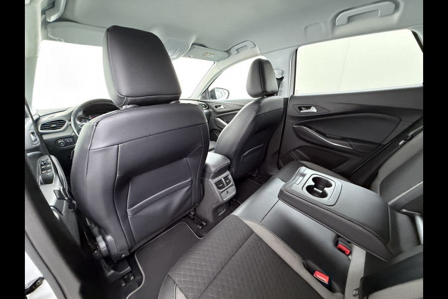 Opel Grandland X 1.6T 225pk PHEV Hybride AUT-8. Navi 360°Camera 1/2 Leer Apple Carplay Android Two-Tone AGR-Comfort Stoelen StoelverwarmingAuto E Elek.Achterklep Led Privacy Glas Lmv Isofix DAB Bluetooth Lane Assist Regen-Lichtsensor Keyless 1e Eigenaar Dealeronderhouden Origineel Nederlandse Auto € 46.000 nieuw!
