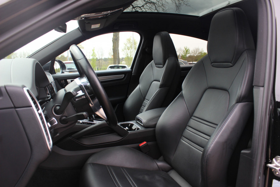 Porsche Cayenne Coupé 3.0 / 61.186 km! / Trekhaak / Camera / Panoramadak / Head-up / Luchtvering / Luxe Leder / Sportchrono / 21'' / Bose / Stuur+Stoelverwarming / Dodehoek / DAB / Cruise Control