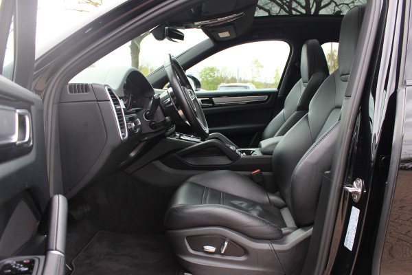Porsche Cayenne Coupé 3.0 / 61.186 km! / Trekhaak / Camera / Panoramadak / Head-up / Luchtvering / Luxe Leder / Sportchrono / 21'' / Bose / Stuur+Stoelverwarming / Dodehoek / DAB / Cruise Control
