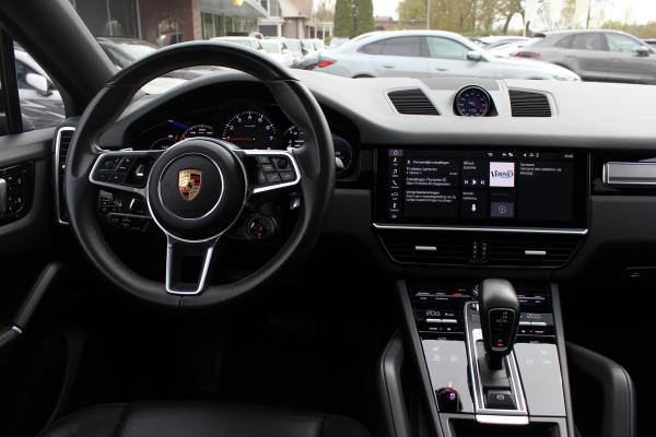 Porsche Cayenne Coupé 3.0 / 61.186 km! / Trekhaak / Camera / Panoramadak / Head-up / Luchtvering / Luxe Leder / Sportchrono / 21'' / Bose / Stuur+Stoelverwarming / Dodehoek / DAB / Cruise Control